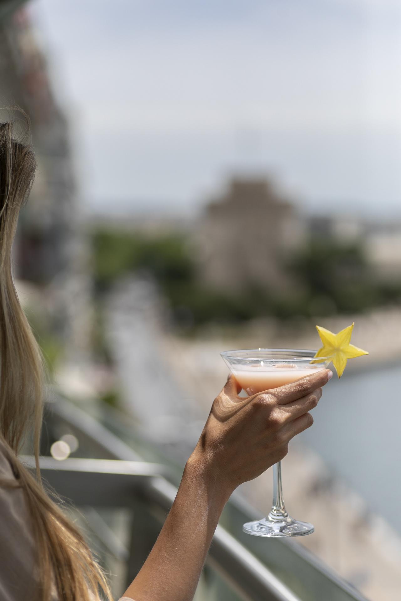 Daios Luxury Living Hotel Thessaloníki Luaran gambar A woman holding a drink