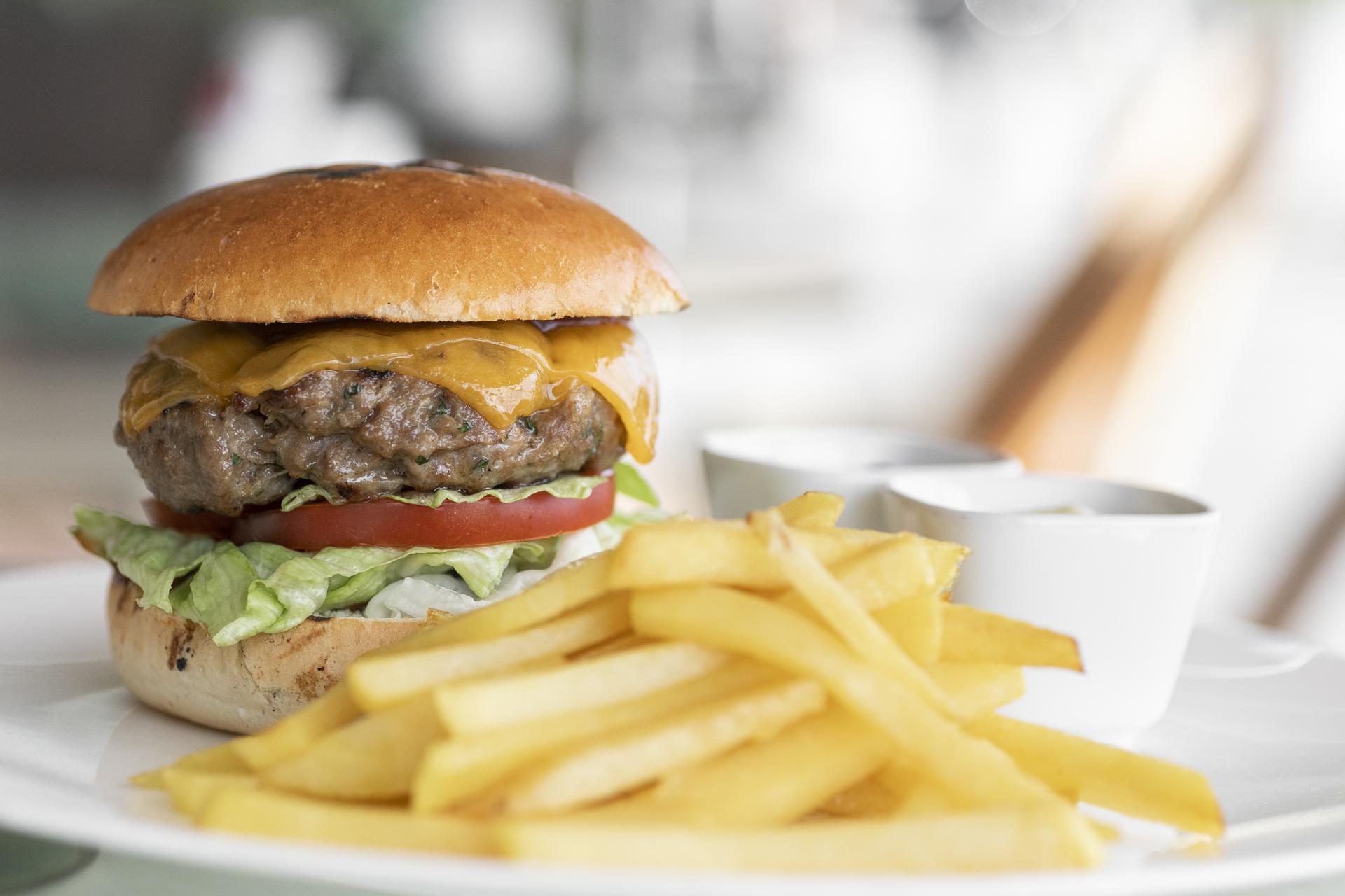 Daios Luxury Living Hotel Thessaloníki Luaran gambar A cheeseburger with chips