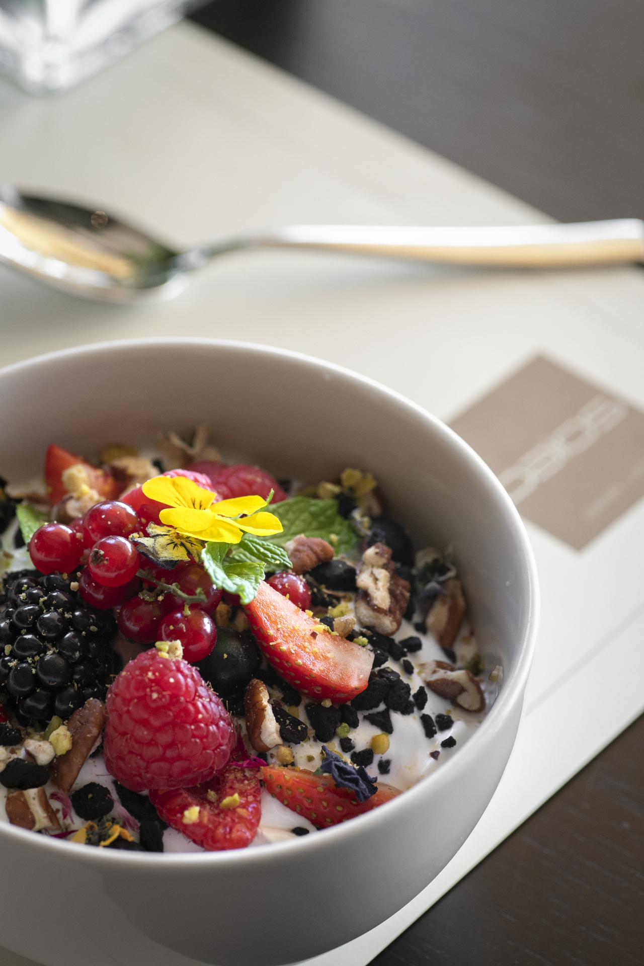 Daios Luxury Living Hotel Thessaloníki Luaran gambar A bowl of granola with fruit and yoghurt