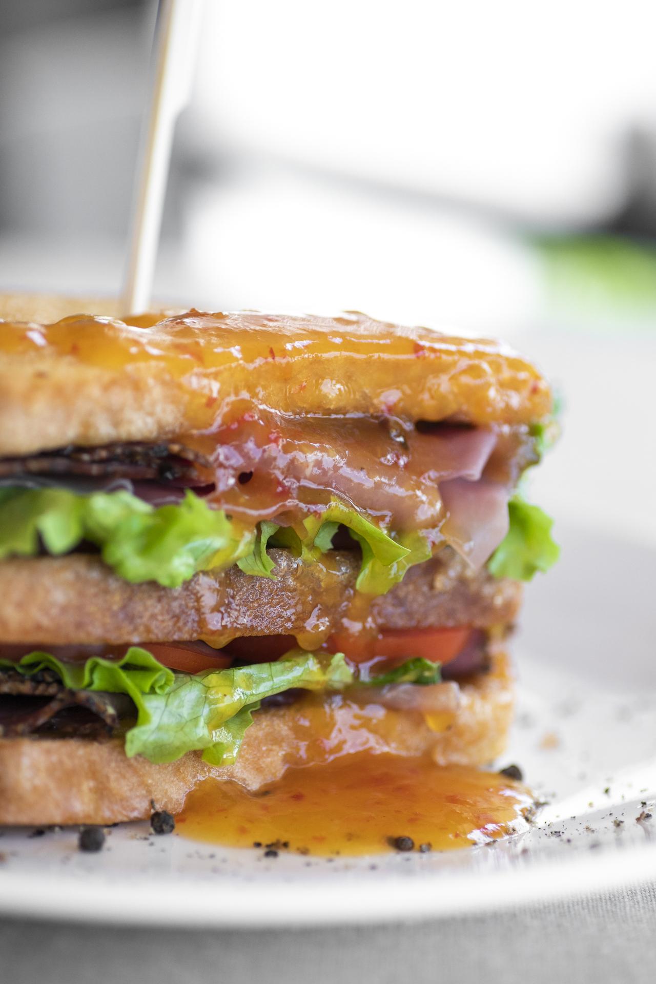 Daios Luxury Living Hotel Thessaloníki Luaran gambar A cheeseburger with lettuce, tomato, and onion