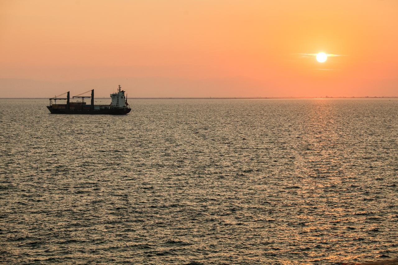 Daios Luxury Living Hotel Thessaloníki Luaran gambar Sunset over the Bay of Bengal